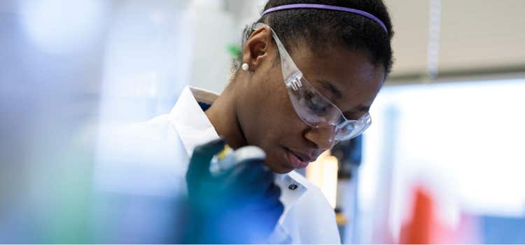 Female_scientists_working_in_a_lab